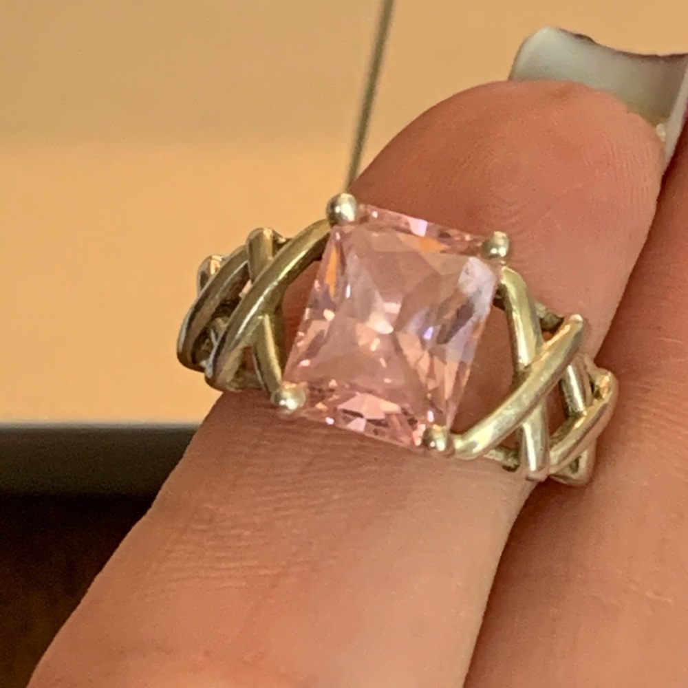 Beautiful sterling silver ring with square pink CZ - Picture 3 of 9